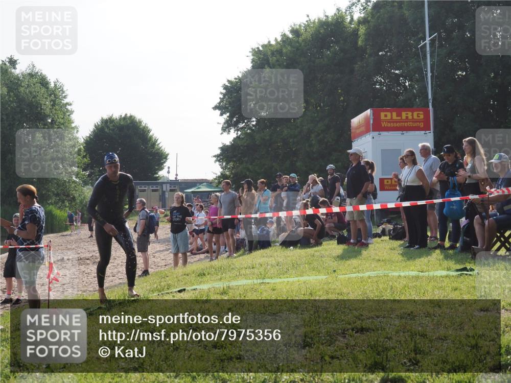 15.06.2025 - 27. Vierlanden-Triathlon KatJ http://msf.ph/oto/7975356 15.06.2025 08:30:34 Schwimmen 17, 37 meine-sportfotos.de