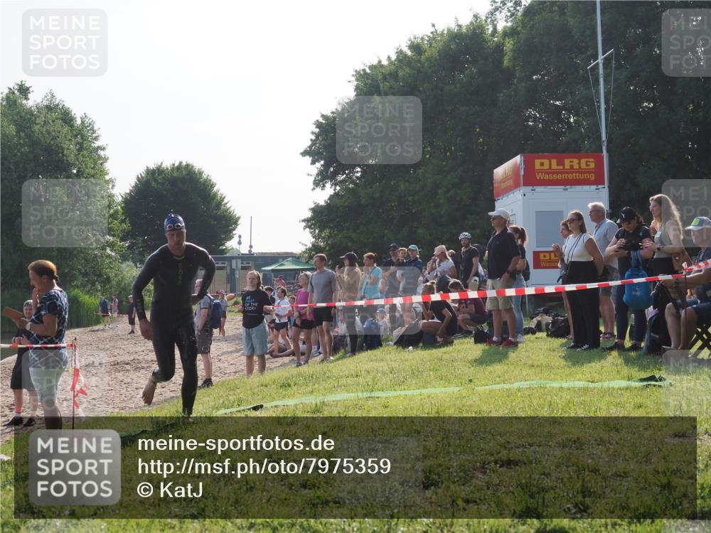 15.06.2025 - 27. Vierlanden-Triathlon KatJ http://msf.ph/oto/7975359 15.06.2025 08:30:34 Schwimmen 17, 37 meine-sportfotos.de