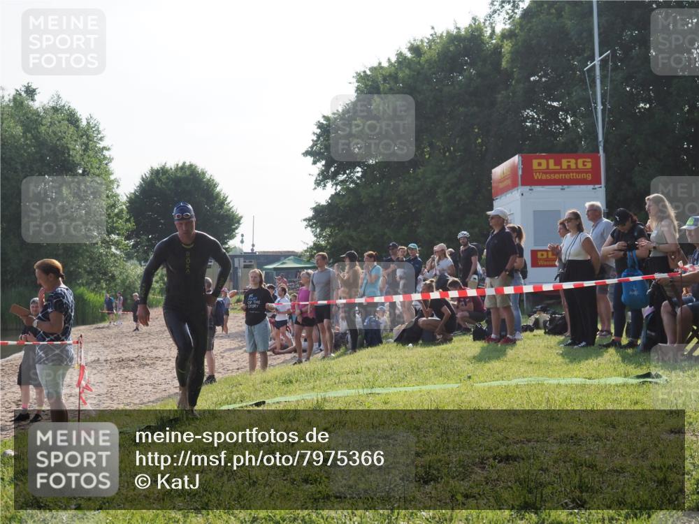 15.06.2025 - 27. Vierlanden-Triathlon KatJ http://msf.ph/oto/7975366 15.06.2025 08:30:34 Schwimmen 17, 37 meine-sportfotos.de