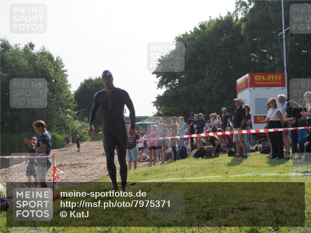 15.06.2025 - 27. Vierlanden-Triathlon KatJ http://msf.ph/oto/7975371 15.06.2025 08:30:34 Schwimmen 17, 37 meine-sportfotos.de