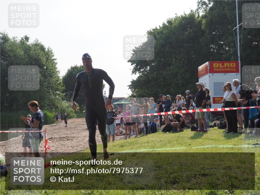 15.06.2025 - 27. Vierlanden-Triathlon KatJ http://msf.ph/oto/7975377 15.06.2025 08:30:35 Schwimmen 17, 37 meine-sportfotos.de