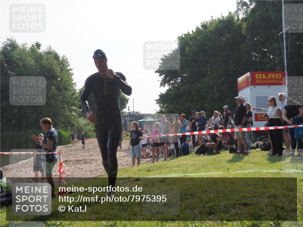 15.06.2025 - 27. Vierlanden-Triathlon KatJ http://msf.ph/oto/7975395 15.06.2025 08:30:35 Schwimmen 17, 37 meine-sportfotos.de