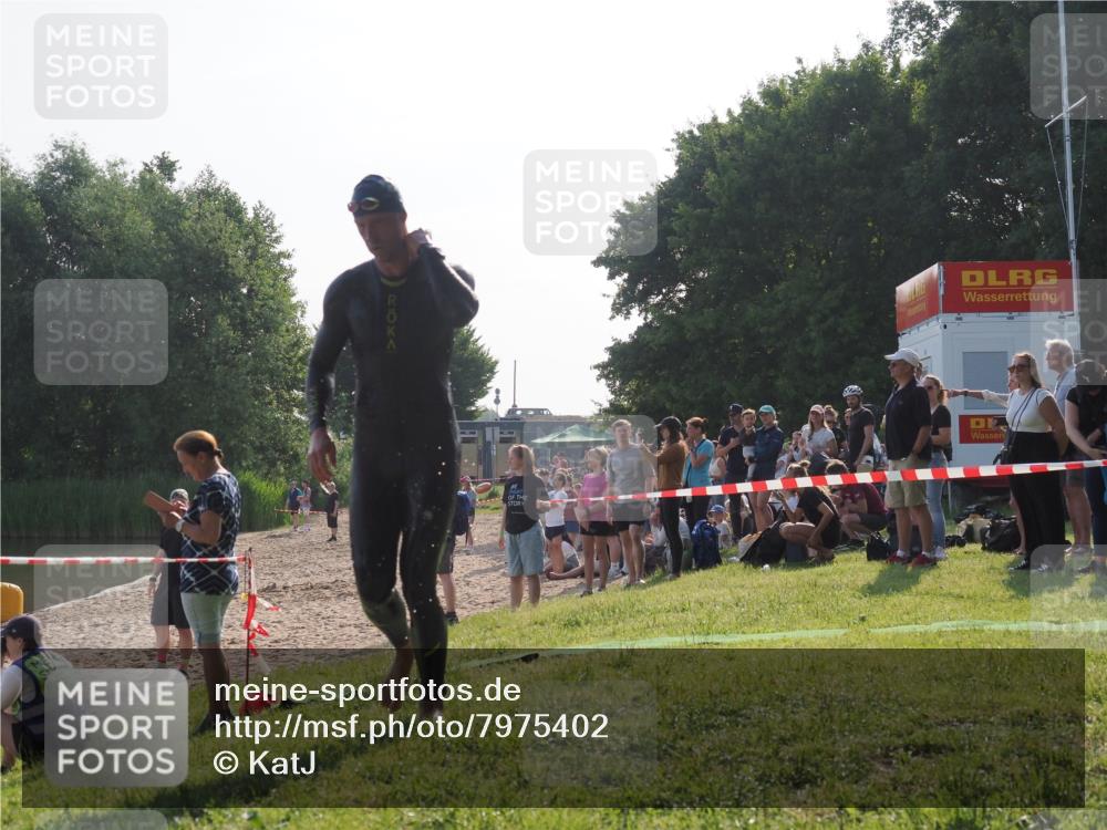 15.06.2025 - 27. Vierlanden-Triathlon KatJ http://msf.ph/oto/7975402 15.06.2025 08:30:35 Schwimmen 17, 37 meine-sportfotos.de