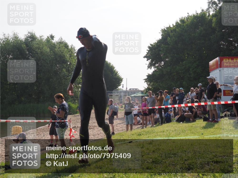 15.06.2025 - 27. Vierlanden-Triathlon KatJ http://msf.ph/oto/7975409 15.06.2025 08:30:35 Schwimmen 17, 37 meine-sportfotos.de