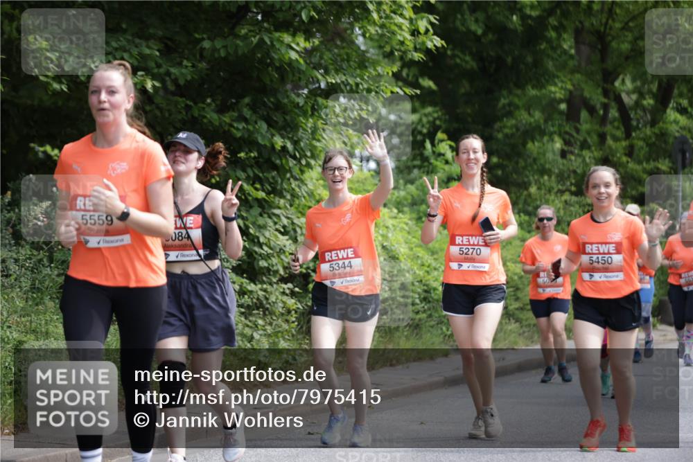 15.06.2025 - REWE Women's Run Jannik Wohlers http://msf.ph/oto/7975415 15.06.2025 10:10:13 Laufen 5559, 084, 5344, 5270, 5450 meine-sportfotos.de