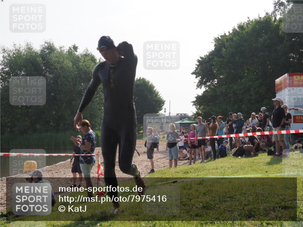 15.06.2025 - 27. Vierlanden-Triathlon KatJ http://msf.ph/oto/7975416 15.06.2025 08:30:35 Schwimmen 17, 37 meine-sportfotos.de