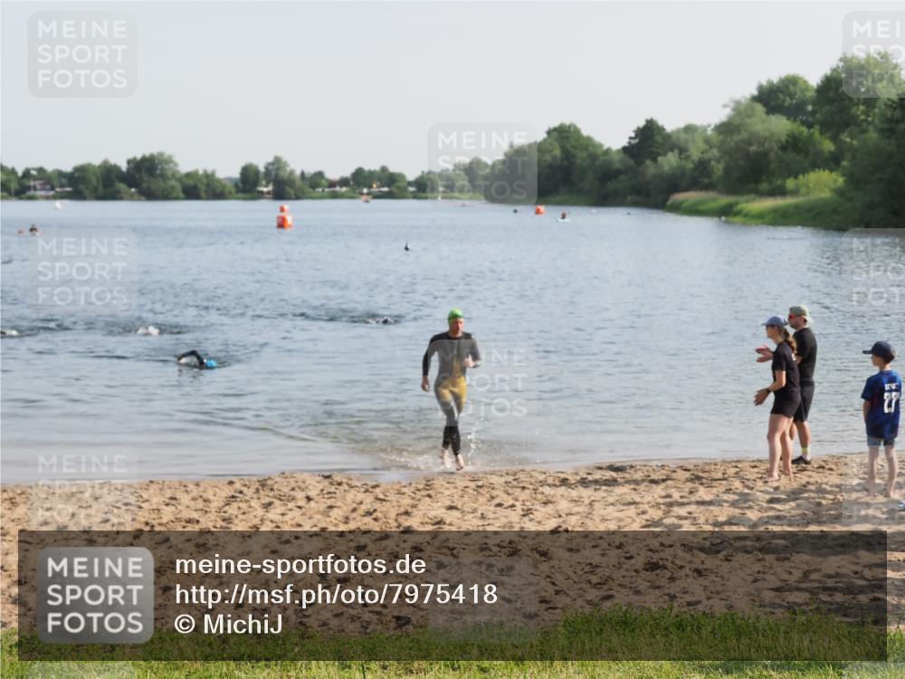 21.06.2025 - 27. Vierlanden-Triathlon MichiJ http://msf.ph/oto/7975418 15.06.2026 08:41:42 Schwimmen 122 meine-sportfotos.de