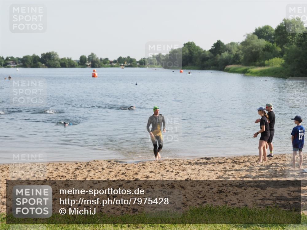 21.06.2025 - 27. Vierlanden-Triathlon MichiJ http://msf.ph/oto/7975428 15.06.2026 08:41:42 Schwimmen 122 meine-sportfotos.de