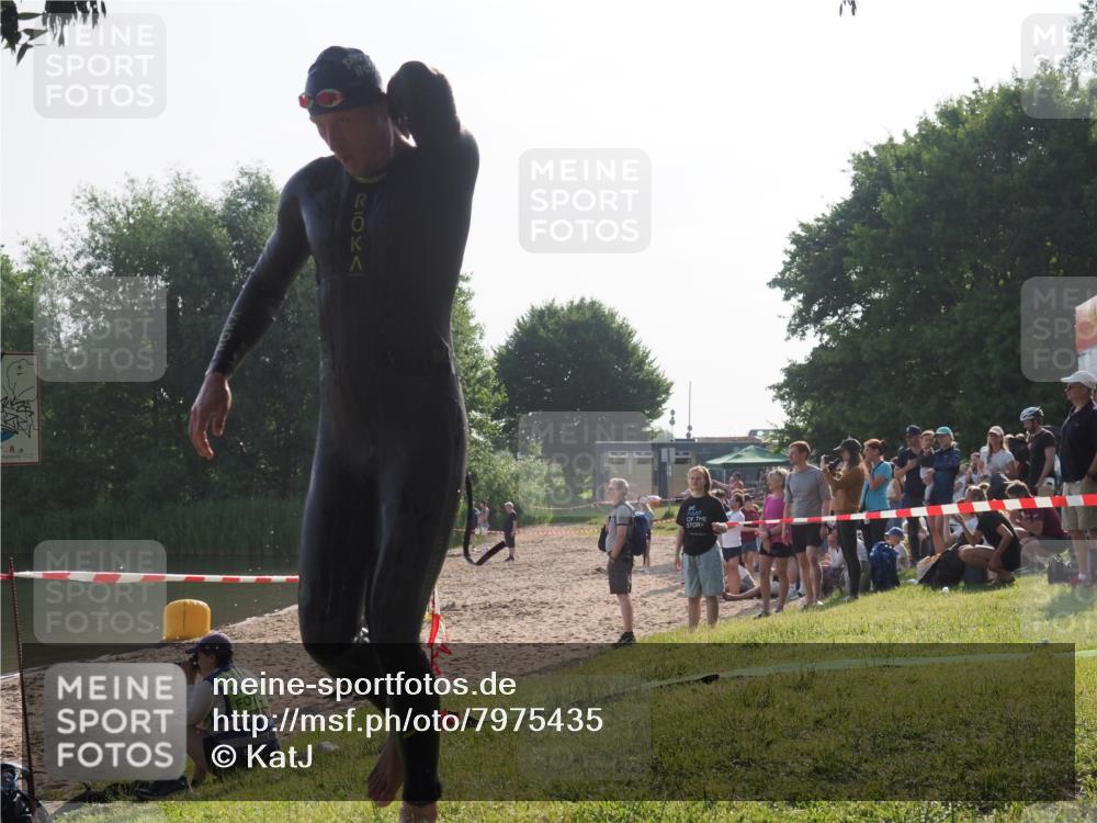 15.06.2025 - 27. Vierlanden-Triathlon KatJ http://msf.ph/oto/7975435 15.06.2025 08:30:36 Schwimmen 17 meine-sportfotos.de