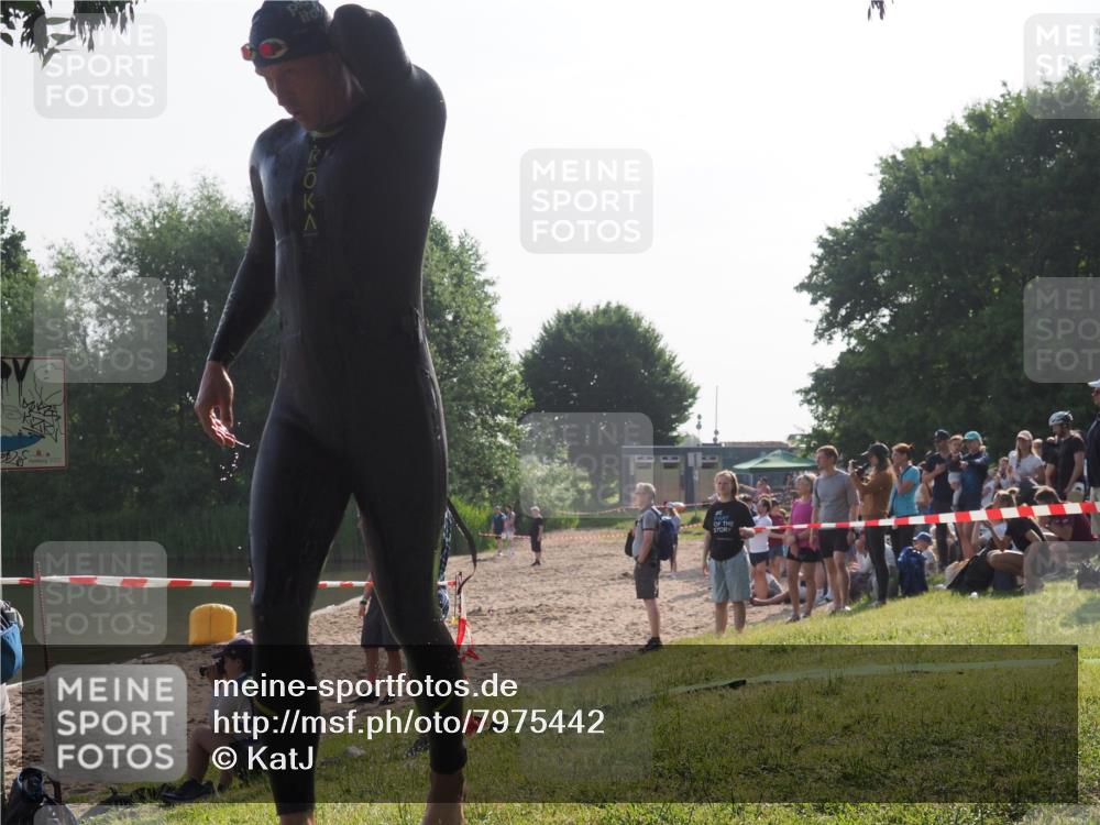 15.06.2025 - 27. Vierlanden-Triathlon KatJ http://msf.ph/oto/7975442 15.06.2025 08:30:36 Schwimmen 17 meine-sportfotos.de