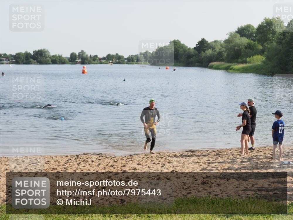 21.06.2025 - 27. Vierlanden-Triathlon MichiJ http://msf.ph/oto/7975443 15.06.2026 08:41:42 Schwimmen 122 meine-sportfotos.de