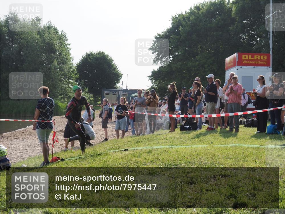 15.06.2025 - 27. Vierlanden-Triathlon KatJ http://msf.ph/oto/7975447 15.06.2025 08:31:42 Schwimmen 63 meine-sportfotos.de