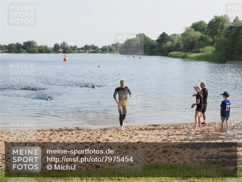 21.06.2025 - 27. Vierlanden-Triathlon MichiJ http://msf.ph/oto/7975454 15.06.2026 08:41:43 Schwimmen 122 meine-sportfotos.de