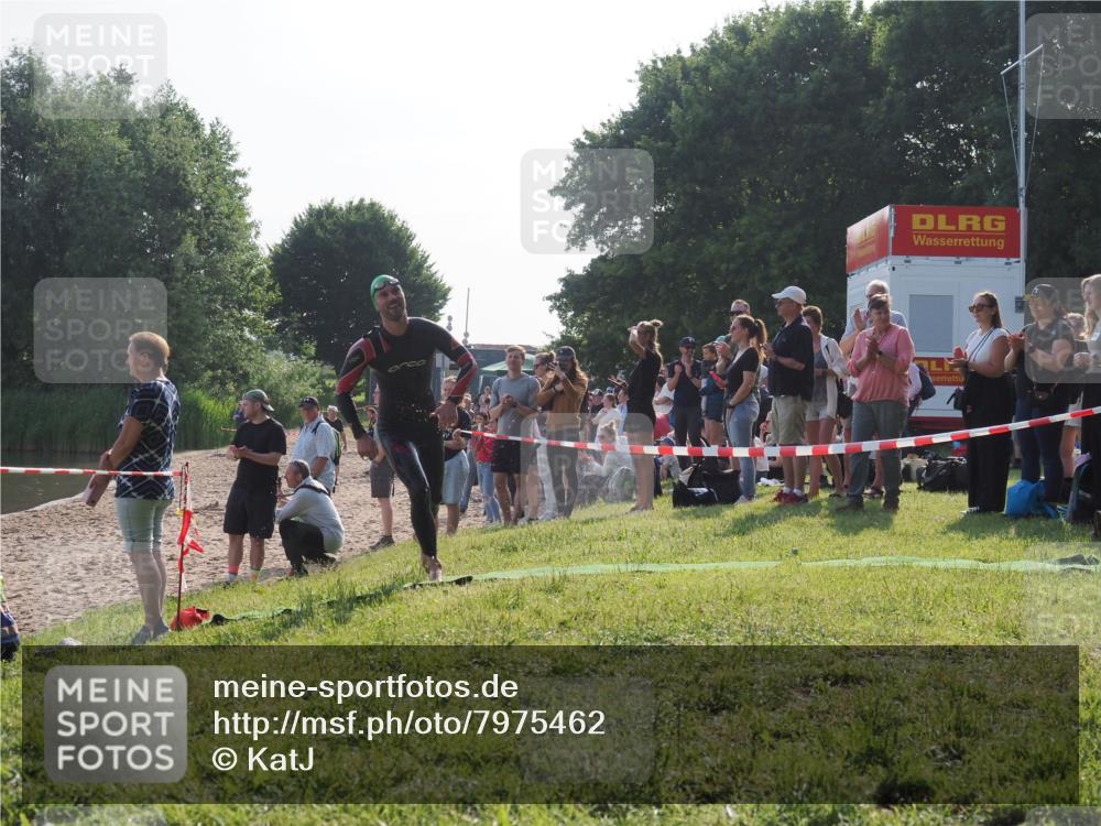15.06.2025 - 27. Vierlanden-Triathlon KatJ http://msf.ph/oto/7975462 15.06.2025 08:31:43 Schwimmen 63 meine-sportfotos.de