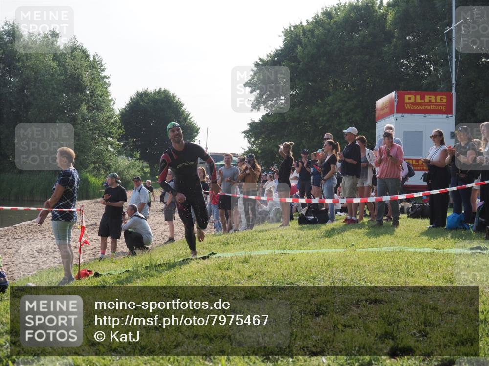 15.06.2025 - 27. Vierlanden-Triathlon KatJ http://msf.ph/oto/7975467 15.06.2025 08:31:43 Schwimmen 63 meine-sportfotos.de