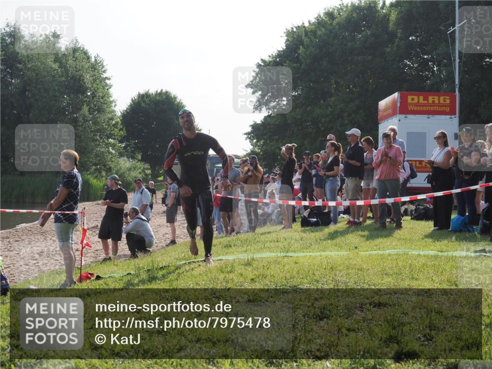 15.06.2025 - 27. Vierlanden-Triathlon KatJ http://msf.ph/oto/7975478 15.06.2025 08:31:43 Schwimmen 63 meine-sportfotos.de