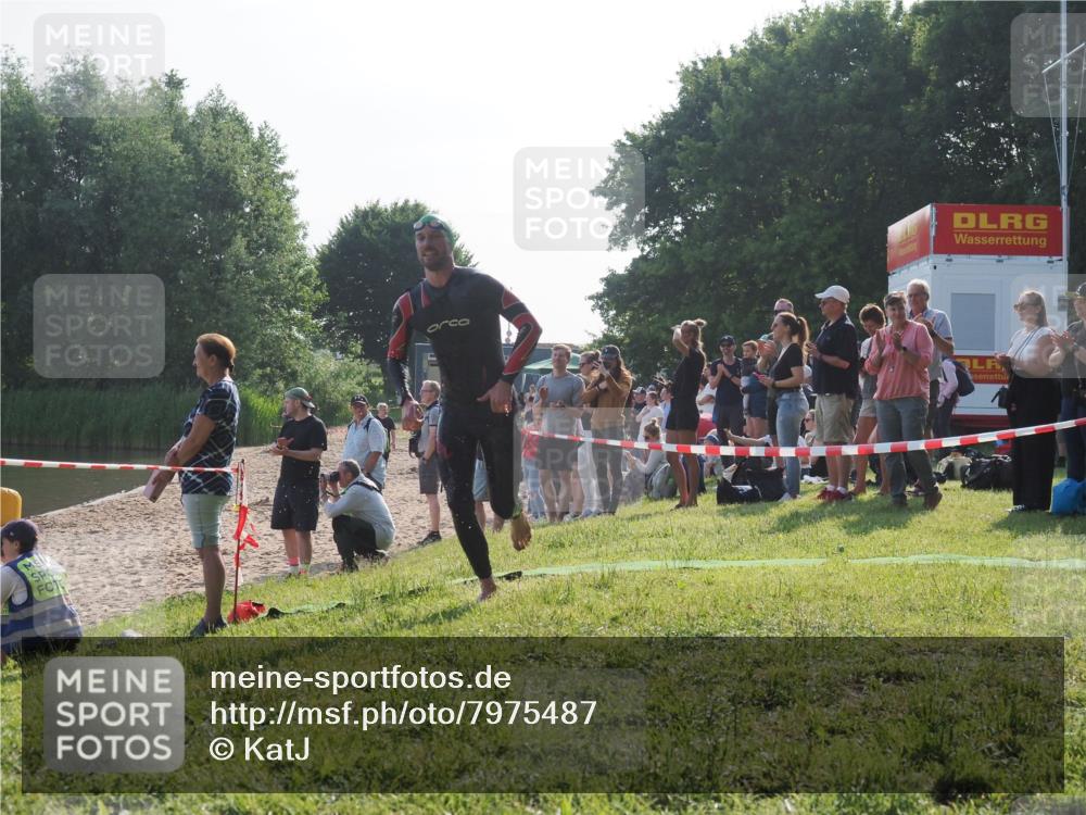 15.06.2025 - 27. Vierlanden-Triathlon KatJ http://msf.ph/oto/7975487 15.06.2025 08:31:43 Schwimmen 63 meine-sportfotos.de