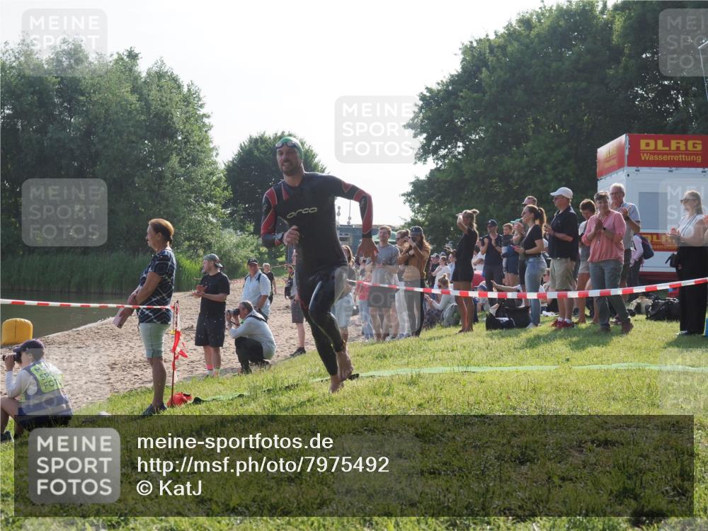 15.06.2025 - 27. Vierlanden-Triathlon KatJ http://msf.ph/oto/7975492 15.06.2025 08:31:44 Schwimmen 63 meine-sportfotos.de