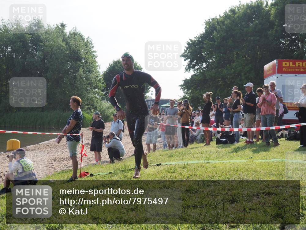 15.06.2025 - 27. Vierlanden-Triathlon KatJ http://msf.ph/oto/7975497 15.06.2025 08:31:44 Schwimmen 63 meine-sportfotos.de