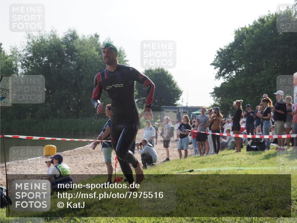 15.06.2025 - 27. Vierlanden-Triathlon KatJ http://msf.ph/oto/7975516 15.06.2025 08:31:44 Schwimmen 63 meine-sportfotos.de