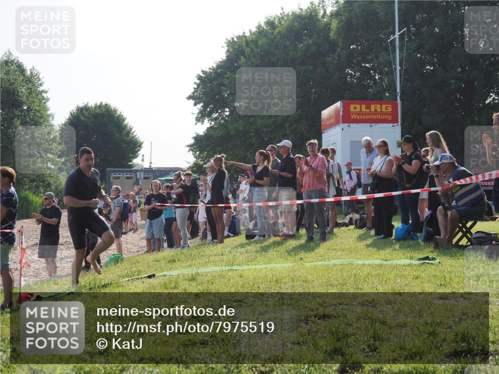 15.06.2025 - 27. Vierlanden-Triathlon KatJ http://msf.ph/oto/7975519 15.06.2025 08:32:00 Schwimmen 30, 178 meine-sportfotos.de