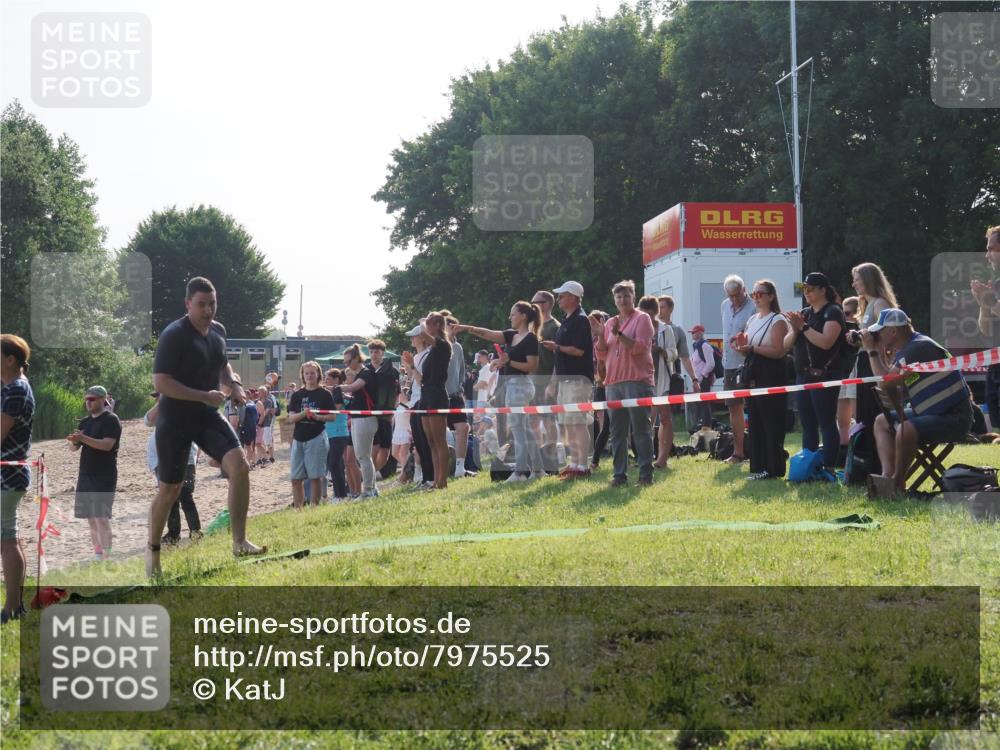 15.06.2025 - 27. Vierlanden-Triathlon KatJ http://msf.ph/oto/7975525 15.06.2025 08:32:01 Schwimmen 30, 178 meine-sportfotos.de
