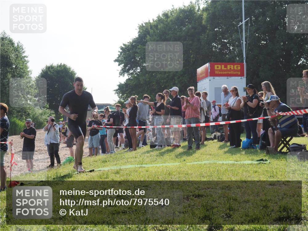 15.06.2025 - 27. Vierlanden-Triathlon KatJ http://msf.ph/oto/7975540 15.06.2025 08:32:01 Schwimmen 30, 178 meine-sportfotos.de
