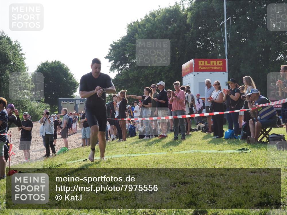 15.06.2025 - 27. Vierlanden-Triathlon KatJ http://msf.ph/oto/7975556 15.06.2025 08:32:02 Schwimmen 30, 178 meine-sportfotos.de