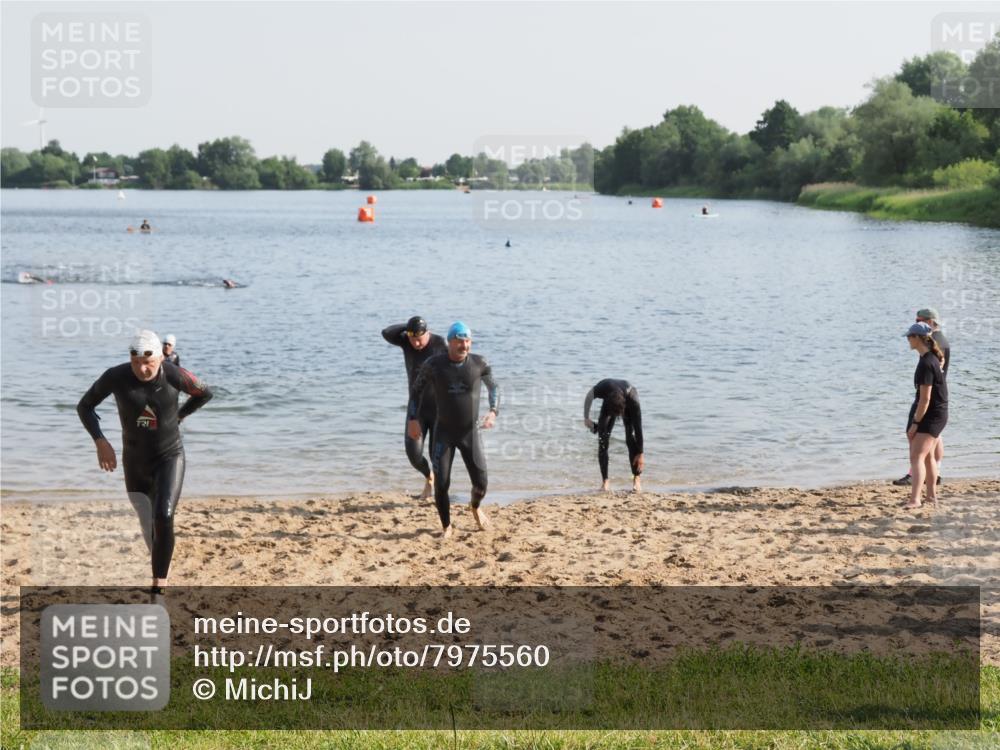 21.06.2025 - 27. Vierlanden-Triathlon MichiJ http://msf.ph/oto/7975560 15.06.2026 08:42:07 Schwimmen 71, 121, 128, 135 meine-sportfotos.de
