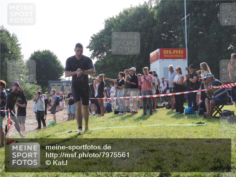 15.06.2025 - 27. Vierlanden-Triathlon KatJ http://msf.ph/oto/7975561 15.06.2025 08:32:02 Schwimmen 30, 178 meine-sportfotos.de