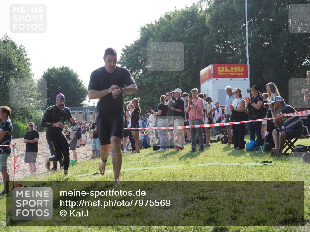15.06.2025 - 27. Vierlanden-Triathlon KatJ http://msf.ph/oto/7975569 15.06.2025 08:32:02 Schwimmen 30, 178 meine-sportfotos.de