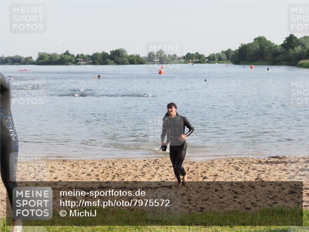 21.06.2025 - 27. Vierlanden-Triathlon MichiJ http://msf.ph/oto/7975572 15.06.2026 08:42:13 Schwimmen 71, 121, 128, 135, 191 meine-sportfotos.de