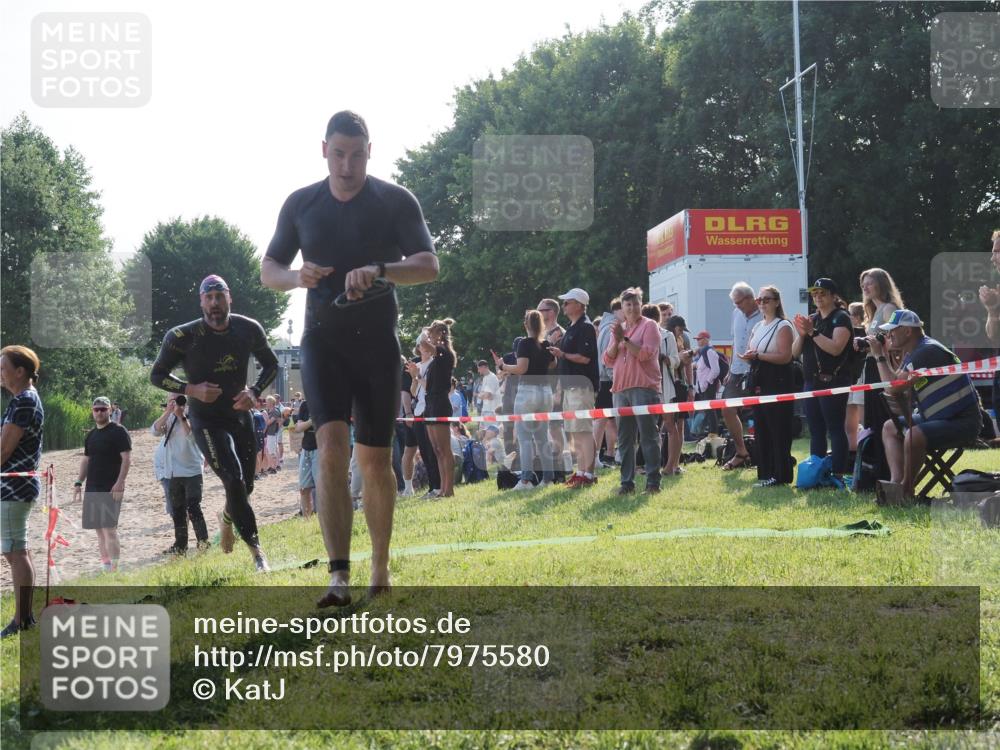 15.06.2025 - 27. Vierlanden-Triathlon KatJ http://msf.ph/oto/7975580 15.06.2025 08:32:03 Schwimmen 30, 178 meine-sportfotos.de