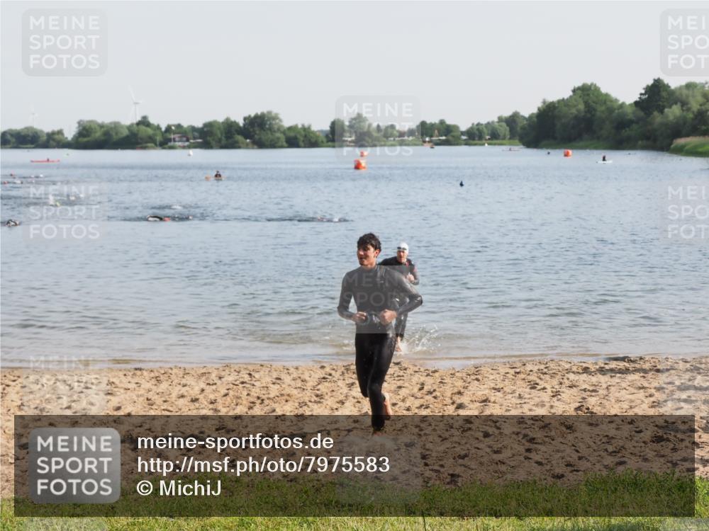 21.06.2025 - 27. Vierlanden-Triathlon MichiJ http://msf.ph/oto/7975583 15.06.2026 08:42:13 Schwimmen 71, 121, 128, 135, 191 meine-sportfotos.de
