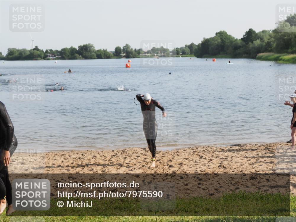 21.06.2025 - 27. Vierlanden-Triathlon MichiJ http://msf.ph/oto/7975590 15.06.2026 08:42:16 Schwimmen 71, 121, 135, 191 meine-sportfotos.de
