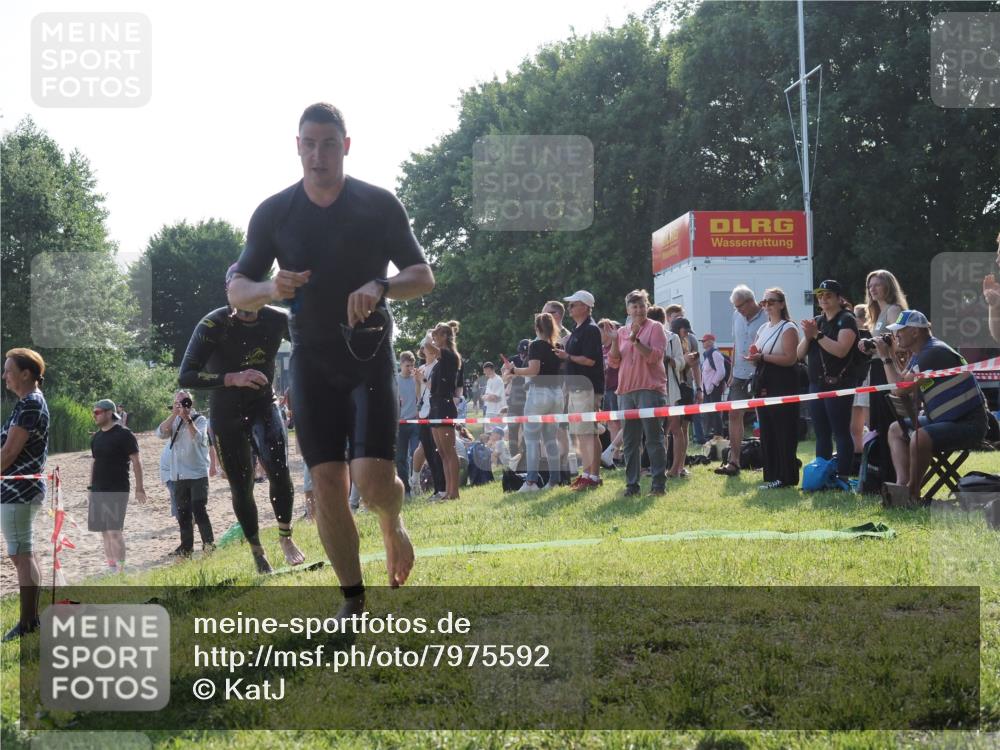 15.06.2025 - 27. Vierlanden-Triathlon KatJ http://msf.ph/oto/7975592 15.06.2025 08:32:03 Schwimmen 30, 178 meine-sportfotos.de