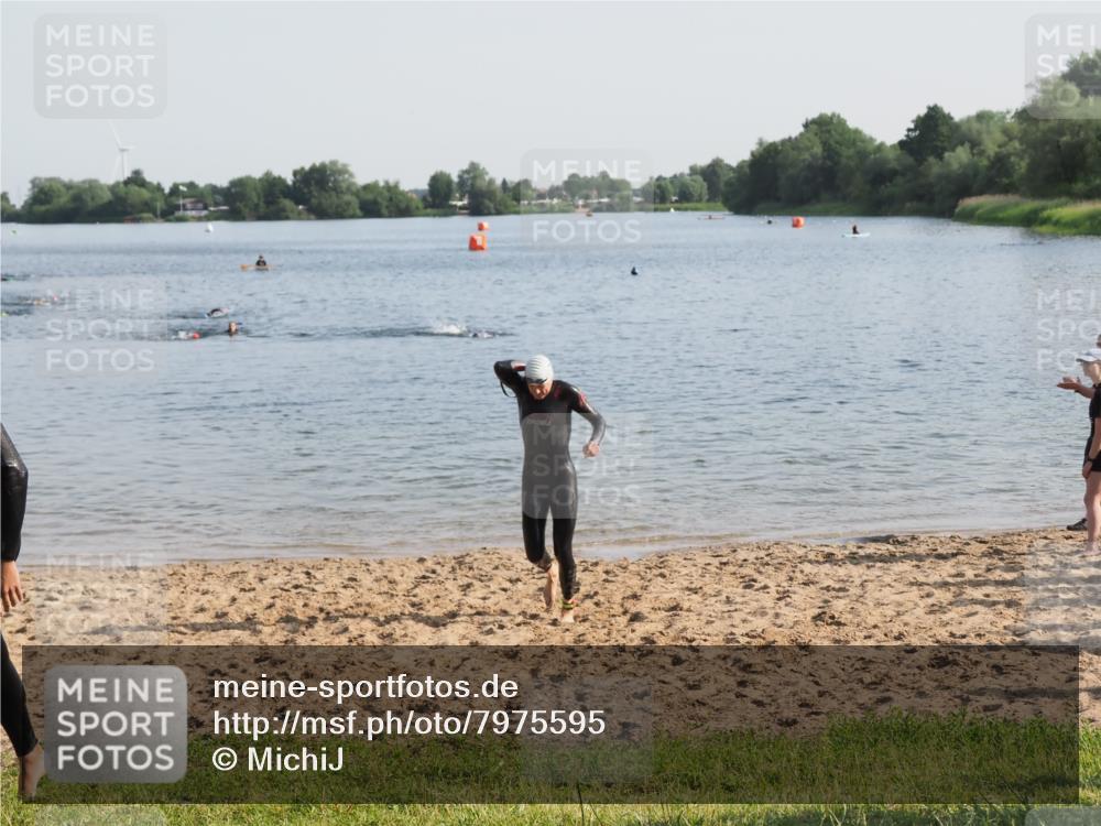 21.06.2025 - 27. Vierlanden-Triathlon MichiJ http://msf.ph/oto/7975595 15.06.2026 08:42:16 Schwimmen 71, 121, 135, 191 meine-sportfotos.de