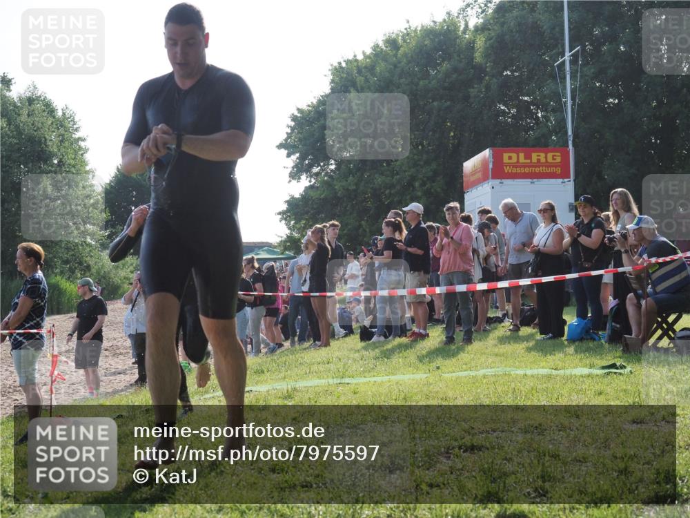 15.06.2025 - 27. Vierlanden-Triathlon KatJ http://msf.ph/oto/7975597 15.06.2025 08:32:03 Schwimmen 30, 178 meine-sportfotos.de