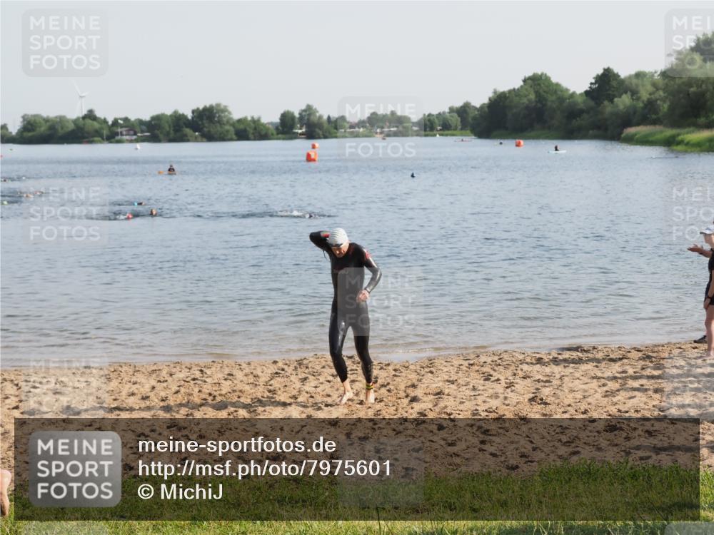 21.06.2025 - 27. Vierlanden-Triathlon MichiJ http://msf.ph/oto/7975601 15.06.2026 08:42:16 Schwimmen 71, 121, 135, 191 meine-sportfotos.de