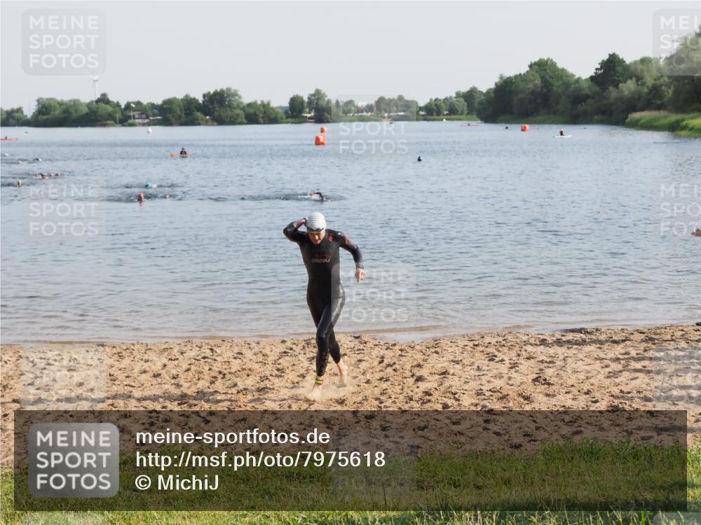21.06.2025 - 27. Vierlanden-Triathlon MichiJ http://msf.ph/oto/7975618 15.06.2026 08:42:17 Schwimmen 71, 121, 135, 191 meine-sportfotos.de
