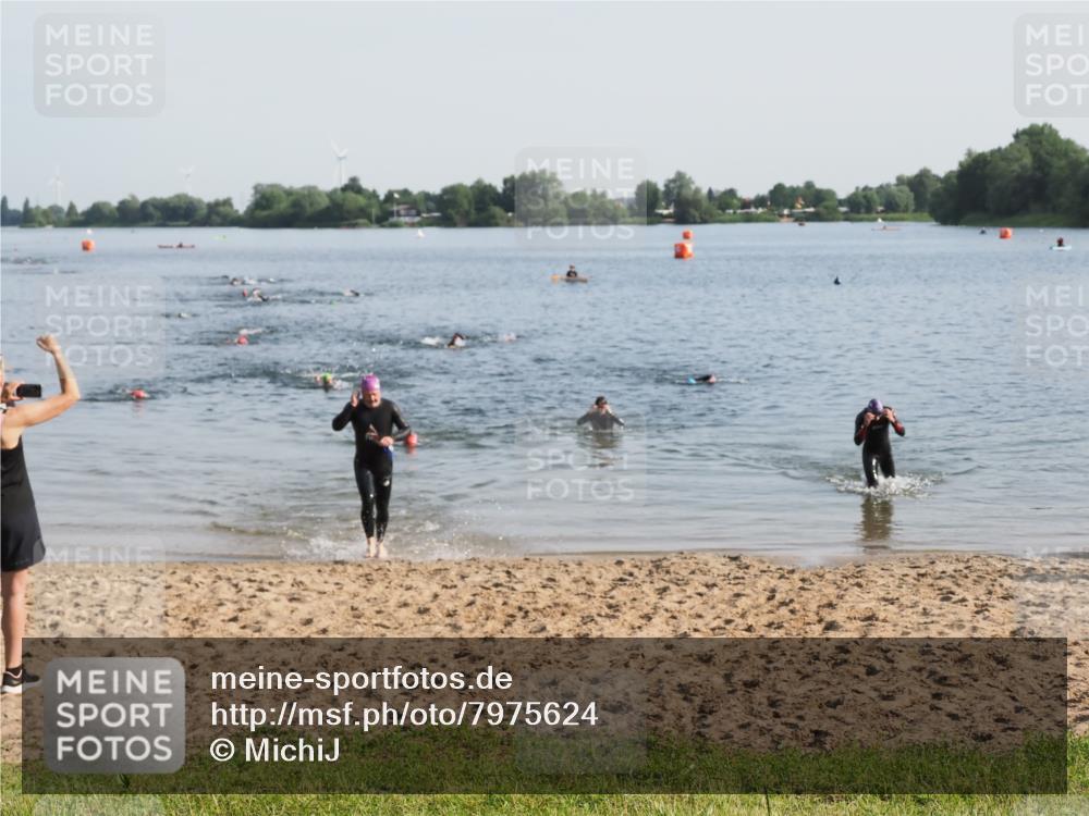 21.06.2025 - 27. Vierlanden-Triathlon MichiJ http://msf.ph/oto/7975624 15.06.2026 08:42:47 Schwimmen 137, 154 meine-sportfotos.de