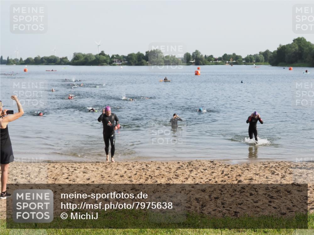 21.06.2025 - 27. Vierlanden-Triathlon MichiJ http://msf.ph/oto/7975638 15.06.2026 08:42:48 Schwimmen 137, 154 meine-sportfotos.de