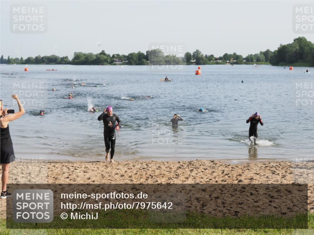 21.06.2025 - 27. Vierlanden-Triathlon MichiJ http://msf.ph/oto/7975642 15.06.2026 08:42:48 Schwimmen 137, 154 meine-sportfotos.de
