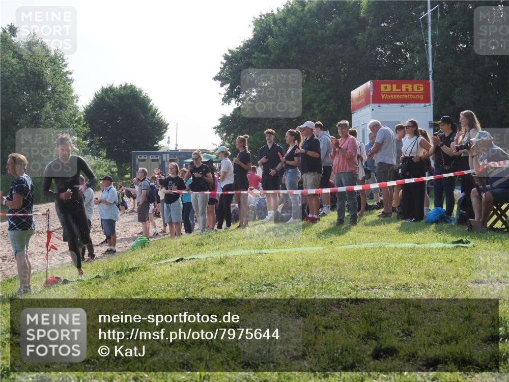 15.06.2025 - 27. Vierlanden-Triathlon KatJ http://msf.ph/oto/7975644 15.06.2025 08:32:23 Schwimmen 50, 188 meine-sportfotos.de