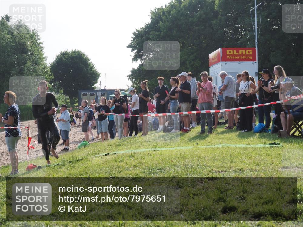 15.06.2025 - 27. Vierlanden-Triathlon KatJ http://msf.ph/oto/7975651 15.06.2025 08:32:23 Schwimmen 50, 188 meine-sportfotos.de