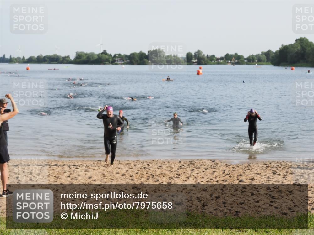 21.06.2025 - 27. Vierlanden-Triathlon MichiJ http://msf.ph/oto/7975658 15.06.2026 08:42:48 Schwimmen 137, 154 meine-sportfotos.de
