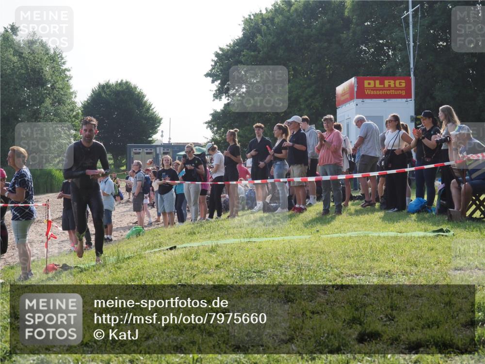 15.06.2025 - 27. Vierlanden-Triathlon KatJ http://msf.ph/oto/7975660 15.06.2025 08:32:23 Schwimmen 50, 188 meine-sportfotos.de
