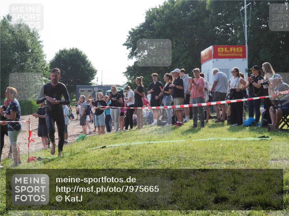15.06.2025 - 27. Vierlanden-Triathlon KatJ http://msf.ph/oto/7975665 15.06.2025 08:32:23 Schwimmen 50, 188 meine-sportfotos.de