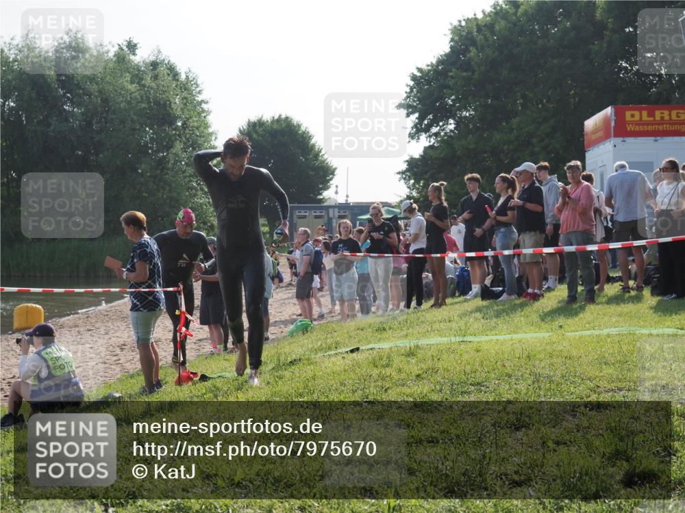 15.06.2025 - 27. Vierlanden-Triathlon KatJ http://msf.ph/oto/7975670 15.06.2025 08:32:24 Schwimmen 50, 188 meine-sportfotos.de