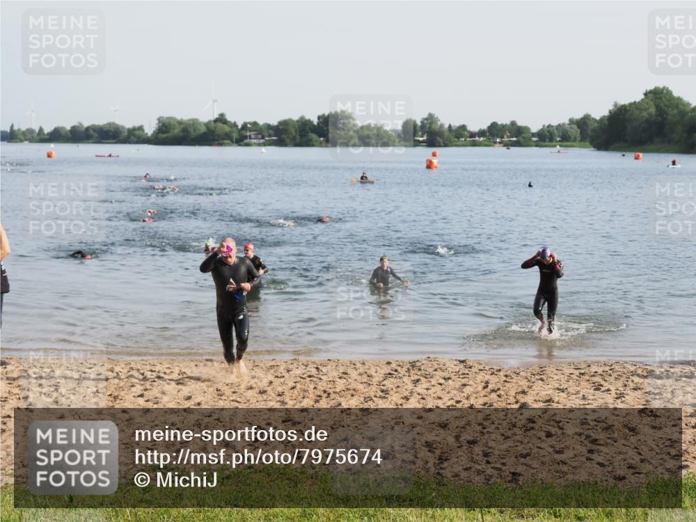 21.06.2025 - 27. Vierlanden-Triathlon MichiJ http://msf.ph/oto/7975674 15.06.2026 08:42:49 Schwimmen 137, 154 meine-sportfotos.de